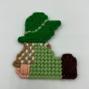 Crochet girl, sitting with bonnet magnet, green and brown